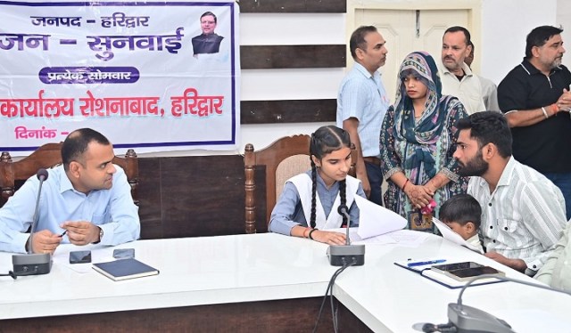 1760352662_119_जिलाधिकारी-द्वारा-अन्तरष्ट्रीय-बालिका-दिवस-के-उपलक्ष्य-में-5-बेटियों.jpg